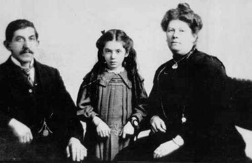 «اوا ‌هارت» هفت ساله در کنار پدرش، بنجامین و مادرش استر در یک عکس یادگاری پیش از سوار شدن به تایتانیک؛ پدر اوا در این سفر جان باخت، ولی او و م