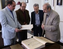 اهدای کتاب قرآن‌طباخ به استانداری مرکزی و انجمن آثار و مفاخر فرهنگی توسط بانک پاسارگاد