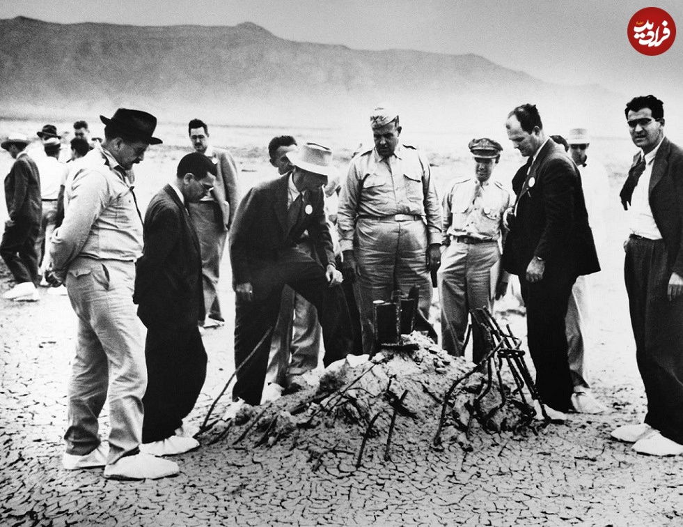 اوپنهایمر فیزیکدان و ملقب به پدر بمب اتمی در حال بازدید از صحنۀ انفجار بمب.