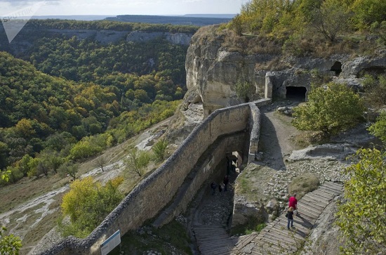 غار قرون وسطایی در کریمه
