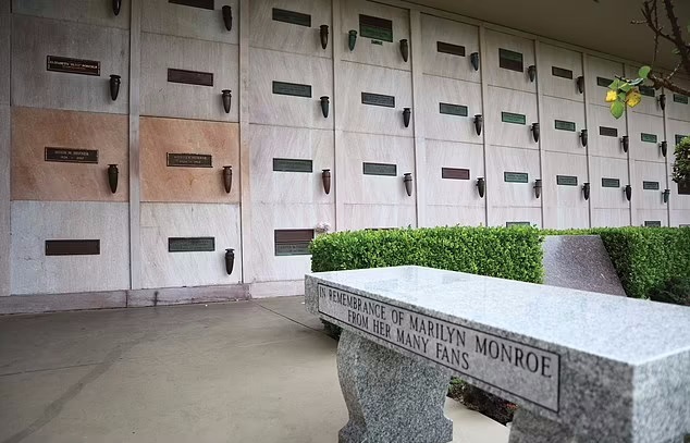 ماریلین مونرو: ۱۹۲۶ تا ۱۹۶۲ – لس آنجلس، پارک یادبود دهکده وست وود