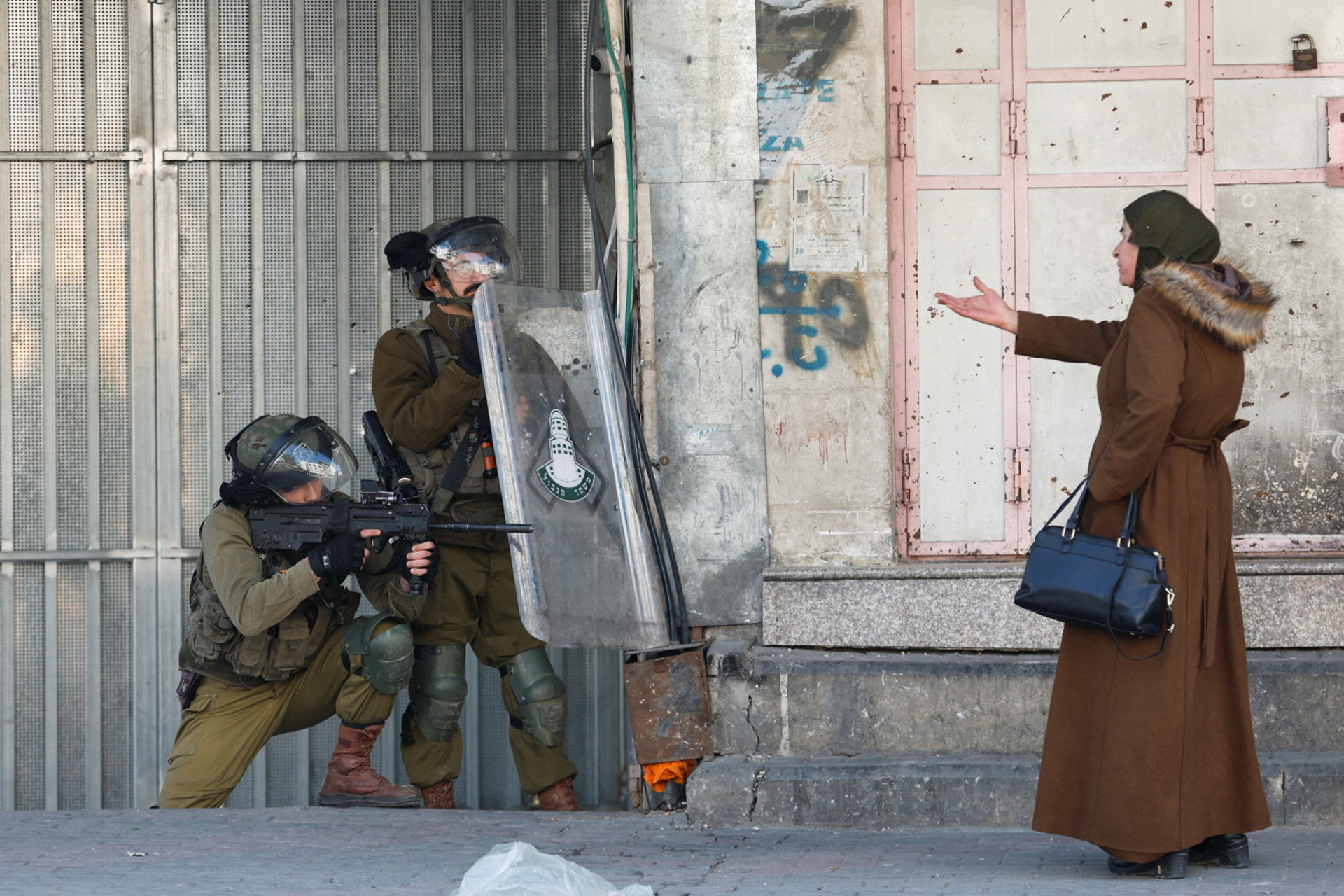 زن فلسطینی در مقابل نظامیان اسرائیلی
