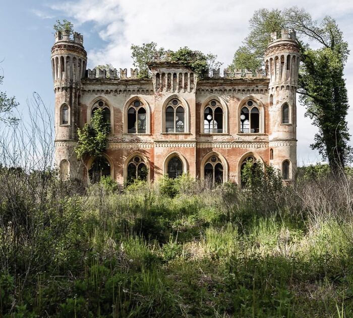 عمارت فراموش شده و رها شده در ایتالیا